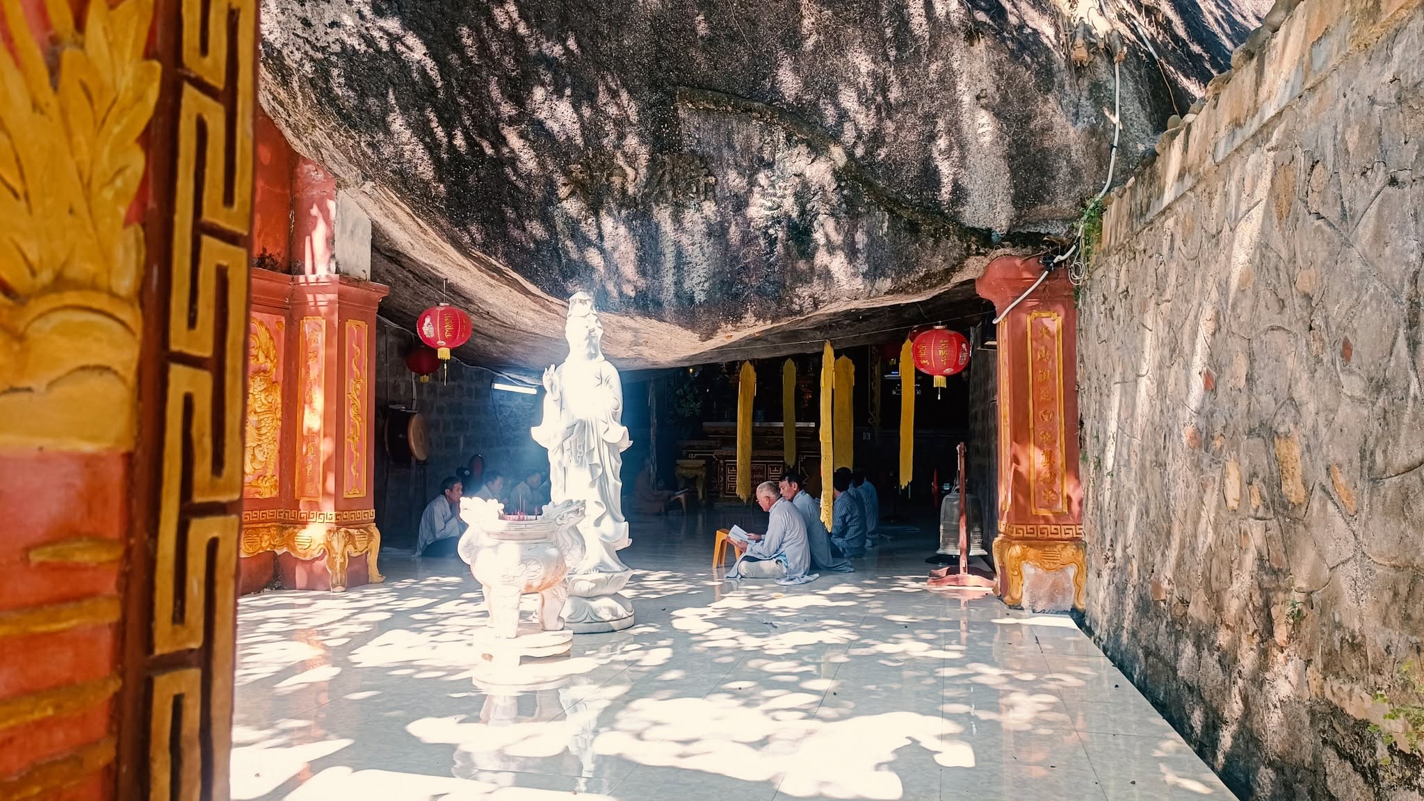 Bia Đại Tự Khắc Sâu Trên Vách Đá Khai Sơn