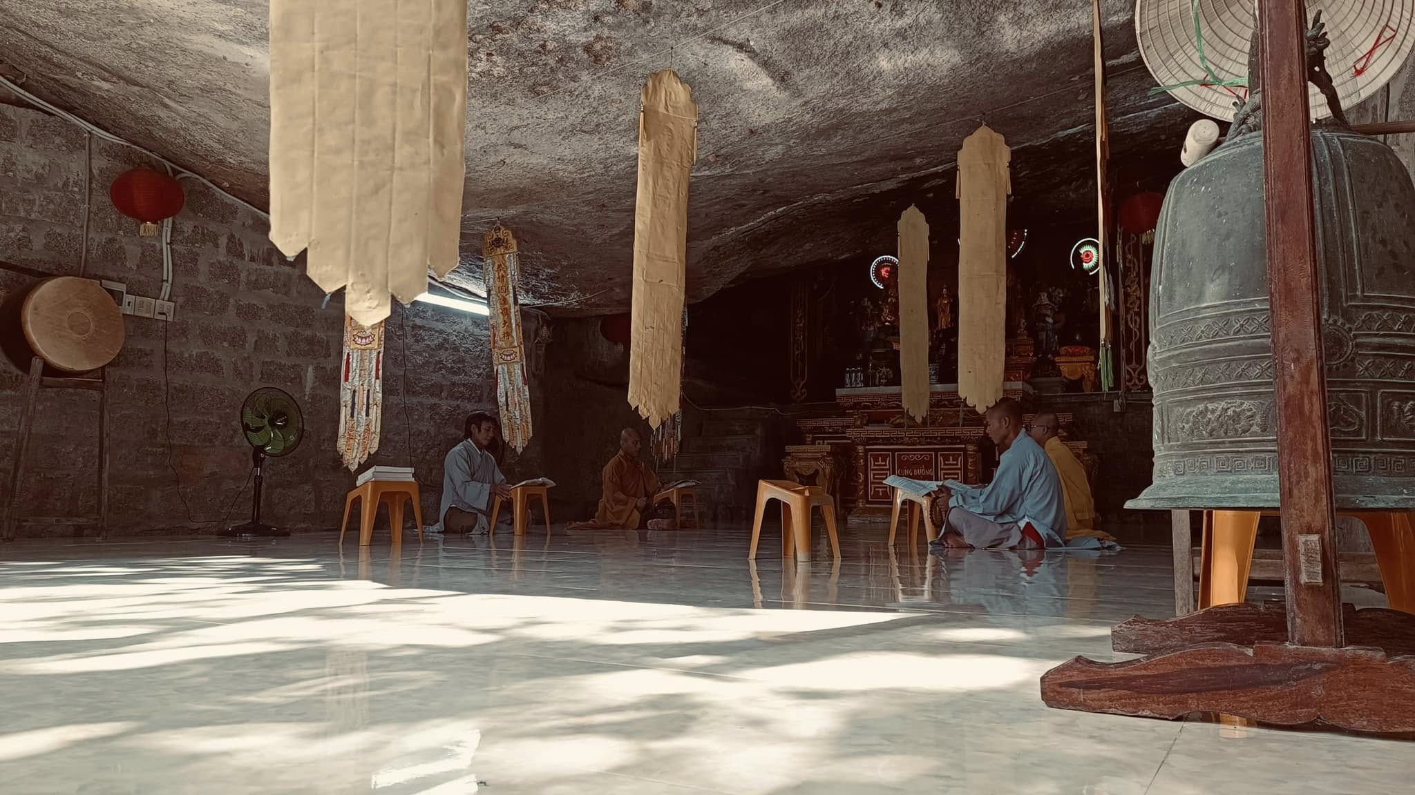 Giờ Thiền Tọa Lắng Đọng Trong Không Gian Rừng Núi